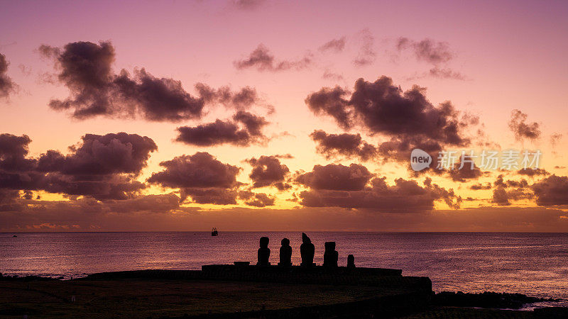 智利复活节岛(Rapa Nui/ Isla de Pascua)阿胡塔海雕像前的日落